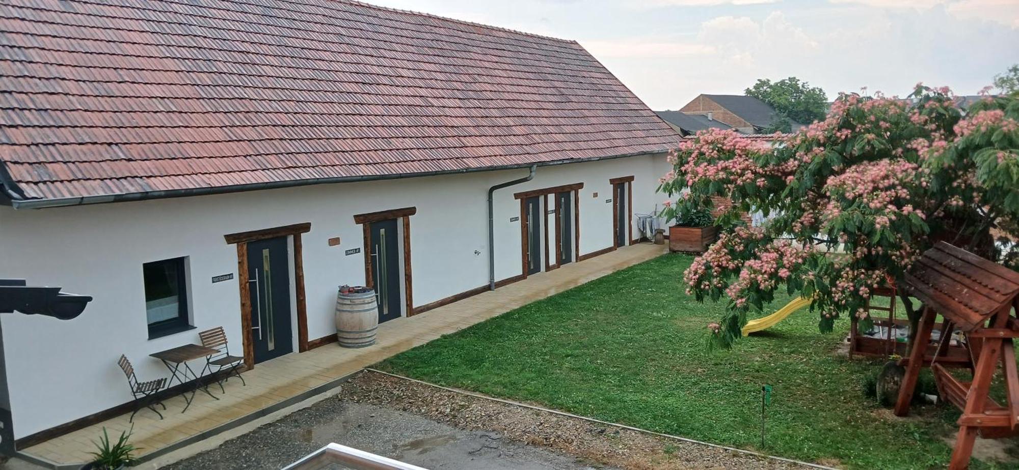 Weingut Thomas Brandl Bed & Breakfast Strass  ภายนอก รูปภาพ